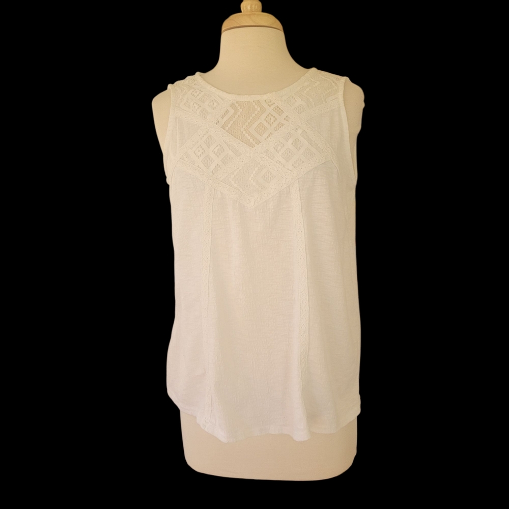 Mia & Tess Sleeveless Embroided White Summer Top. Size Medium